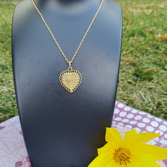 Solid Yellow Gold Heart Flower Pendant &Link Chain Necklace - Picture 3 of 5
